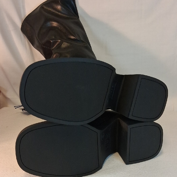 Elegant Black Heeled Boots - Picture 11 of 16